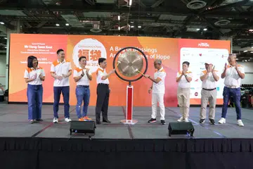 Tetamu terhormat, Timbalan Perdana Menteri yang juga Menteri Penyelaras bagi Dasar Ekonomi, Encik Heng Swee Keat serta hos acara, Menteri Pembangunan Sosial dan Keluarga, Encik Masagos Zulkifli Masagos Mohamad, membunyikan gong bagi menandakan permulaan pengagihan “beg berkat Fú Dài” pada 27 Januari.