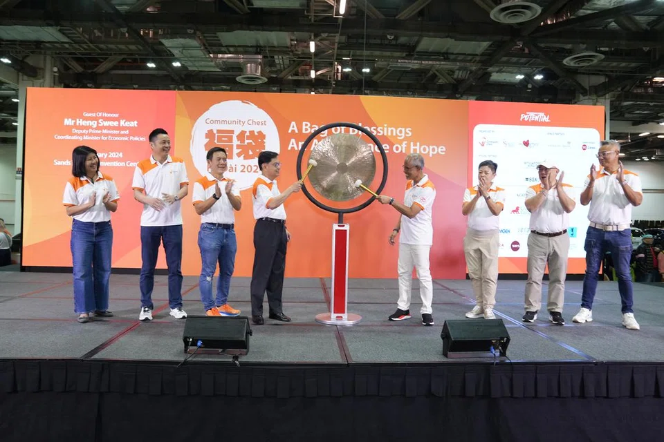 Tetamu terhormat, Timbalan Perdana Menteri yang juga Menteri Penyelaras bagi Dasar Ekonomi, Encik Heng Swee Keat serta hos acara, Menteri Pembangunan Sosial dan Keluarga, Encik Masagos Zulkifli Masagos Mohamad, membunyikan gong bagi menandakan permulaan pengagihan “beg berkat Fú Dài” pada 27 Januari.