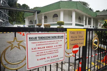 MASJID YANG TERJEJAS: Masjid Temenggong Daeng Ibrahim di Telok Blangah (atas), Masjid Ahmad di Pasir Panjang dan Masjid En-Naeem di Hougang. Tempahan bagi solat berjemaah di masjid itu secara automatik dibatalkan kata Majlis Ugama Islam Singapura (Muis) dalam satu kenyataan di Facebook semalam. - Foto BH oleh JASON QUAH 