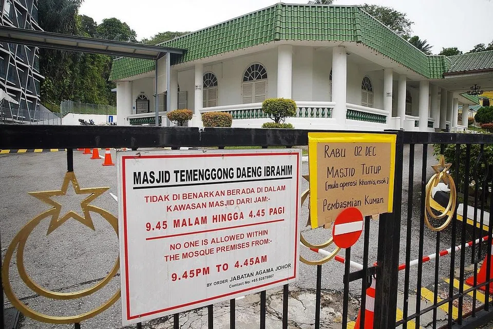 MASJID YANG TERJEJAS: Masjid Temenggong Daeng Ibrahim di Telok Blangah (atas), Masjid Ahmad di Pasir Panjang dan Masjid En-Naeem di Hougang. Tempahan bagi solat berjemaah di masjid itu secara automatik dibatalkan kata Majlis Ugama Islam Singapura (Muis) dalam satu kenyataan di Facebook semalam. - Foto BH oleh JASON QUAH 
