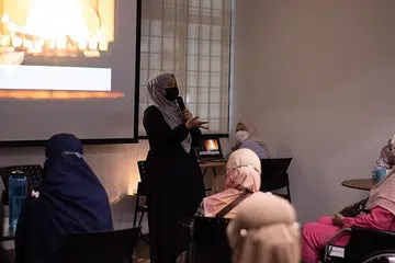 SOKONGAN PSIKO-EMOSI: Persatuan Ain menawarkan kaunseling secara berkumpulan dan secara individu dalam usahanya memberikan sokongan psiko-emosi kepada pesakit barah. - Foto-foto PERSATUAN AIN