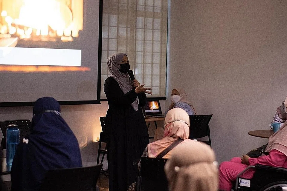 SOKONGAN PSIKO-EMOSI: Persatuan Ain menawarkan kaunseling secara berkumpulan dan secara individu dalam usahanya memberikan sokongan psiko-emosi kepada pesakit barah. - Foto-foto PERSATUAN AIN