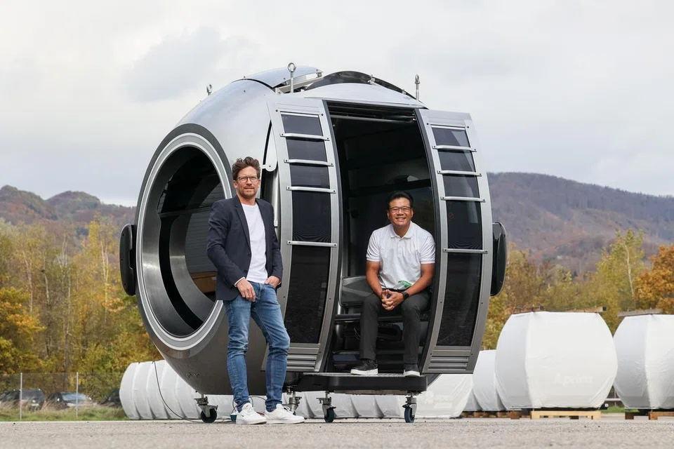 REKAAN BARU DAN FUTURISTIK: Pengarah Urusan Mount Faber Leisure Group, Encik Buhdy Bok (kiri), dan Naib Presiden penjualan dan pemasaran pengeluar Switzerland CWA Constructions, Encik Christoph Grob, memperlihatkan kabin baru NexGen di Switzerland. 