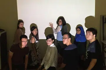 CABARAN PESAKIT MENTAL: Penuntut Lidya Kamila Radzaly (di belakang, kiri), bersama temannya daripada jurusan diploma dalam drama gunaan dan psikologi Politeknik Singapura (SP), mahu menyebarkan kesedaran tentang cabaran dan stigma yang dihadapi pesakit mental dalam pementasan Stigma, sempena pesta drama masyarakat dan belia, Celebrate Drama! 2016. - Foto DRAMA EDUCATORS ASSOCIATION
