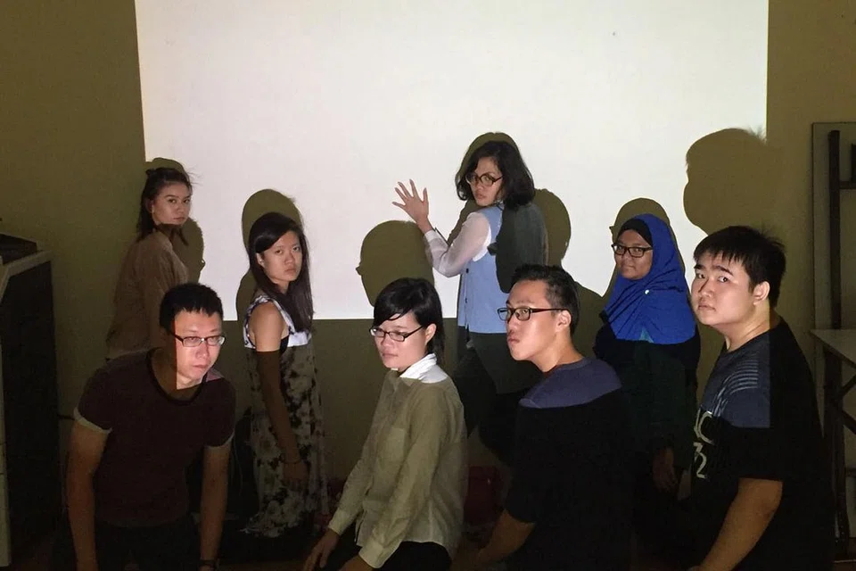 CABARAN PESAKIT MENTAL: Penuntut Lidya Kamila Radzaly (di belakang, kiri), bersama temannya daripada jurusan diploma dalam drama gunaan dan psikologi Politeknik Singapura (SP), mahu menyebarkan kesedaran tentang cabaran dan stigma yang dihadapi pesakit mental dalam pementasan Stigma, sempena pesta drama masyarakat dan belia, Celebrate Drama! 2016. - Foto DRAMA EDUCATORS ASSOCIATION