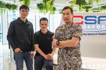 Usaha mengekang ancaman kumpulan pengintipan siber UNC3886 berjaya dicapai melalui kerjasama rapi dan tindakan pantas pasukan  pelindung siber. Pasukan tersebut termasuk (dari kiri) Penolong Pengarah Pusat Tindak Balas Insiden Siber Nasional CSA, Encik Benedict Chong, Perunding Keselamatan Siber Utama CSA, Encik Law Che Lin, dan Ketua Pasukan Kumpulan Perlindungan Siber DIS, ME5 Eugene Tay.