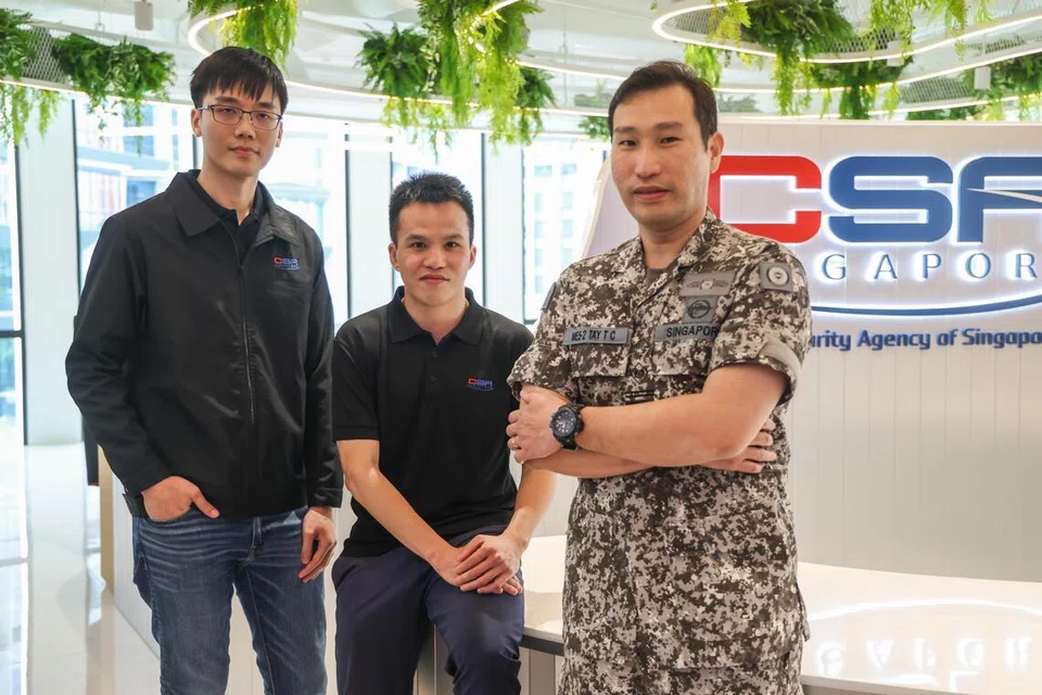 Usaha mengekang ancaman kumpulan pengintipan siber UNC3886 berjaya dicapai melalui kerjasama rapi dan tindakan pantas pasukan  pelindung siber. Pasukan tersebut termasuk (dari kiri) Penolong Pengarah Pusat Tindak Balas Insiden Siber Nasional CSA, Encik Benedict Chong, Perunding Keselamatan Siber Utama CSA, Encik Law Che Lin, dan Ketua Pasukan Kumpulan Perlindungan Siber DIS, ME5 Eugene Tay.