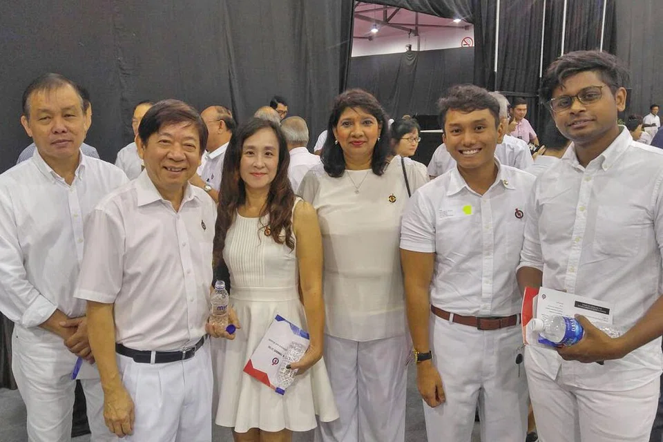 SEDIA BERBAKTI: Encik Daniel (dua dari kanan) bersama Encik Khaw (dua dari kiri) dan aktivis parti lain daripada cawangan PAP di Sembawang bergambar bersama di acara semalam. - Foto ihsan DANIEL MOHD HERWAN