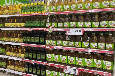 HARGA DIMAMPUI: Bagi memastikan semua orang dapat meraih manfaat, Giant menetapkan had kepada pembelian minyak masak di mana setiap pelanggan boleh membeli sehingga dua botol sahaja bagi minyak sayuran jenama Giant dan jenama Cabbage.- Foto GIANT