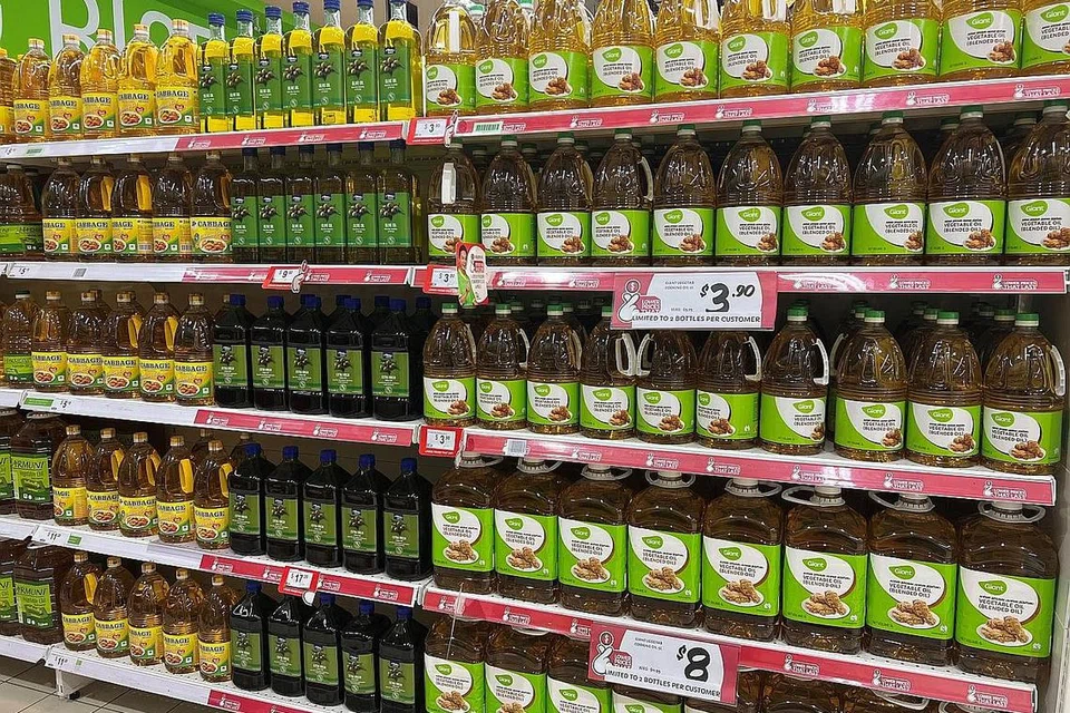 HARGA DIMAMPUI: Bagi memastikan semua orang dapat meraih manfaat, Giant menetapkan had kepada pembelian minyak masak di mana setiap pelanggan boleh membeli sehingga dua botol sahaja bagi minyak sayuran jenama Giant dan jenama Cabbage.- Foto GIANT
