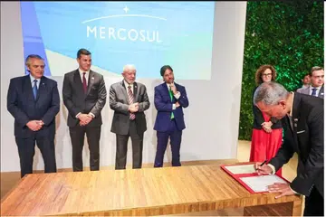 LUASKAN NIAGA: Menteri Ehwal Luar, Dr Vivian Balakrishnan (kanan), menandatangani Perjanjian Perdagangan Bebas Mercosur-Singapura (MCSFTA) di Rio de Janeiro, Brazil.
