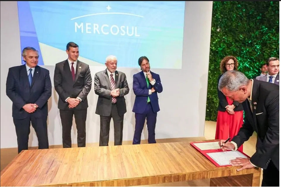 LUASKAN NIAGA: Menteri Ehwal Luar, Dr Vivian Balakrishnan (kanan), menandatangani Perjanjian Perdagangan Bebas Mercosur-Singapura (MCSFTA) di Rio de Janeiro, Brazil.