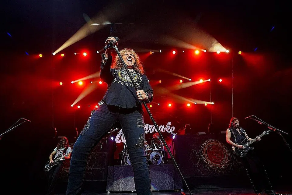 TENAGA DARI MUZIK: Vokalis Whitesnake, David Coverdale, tidak pernah membiarkan masalah artritis yang melandanya sekitar 12 tahun lalu menjadi penghambat semangat menjelajah ke serata dunia untuk menghibur peminatnya. - Foto LAMC PRODUCTIONS