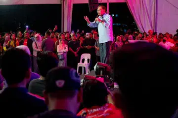 YAKIN MENANG: Pengerusi Pakatan Harapan (PH) yang juga Perdana Menteri Malaysia, Datuk Seri Anwar Ibrahim, menyampaikan ceramah di kawasan Dewan Undangan Negeri (DUN) Hulu Kelang, Selangor.