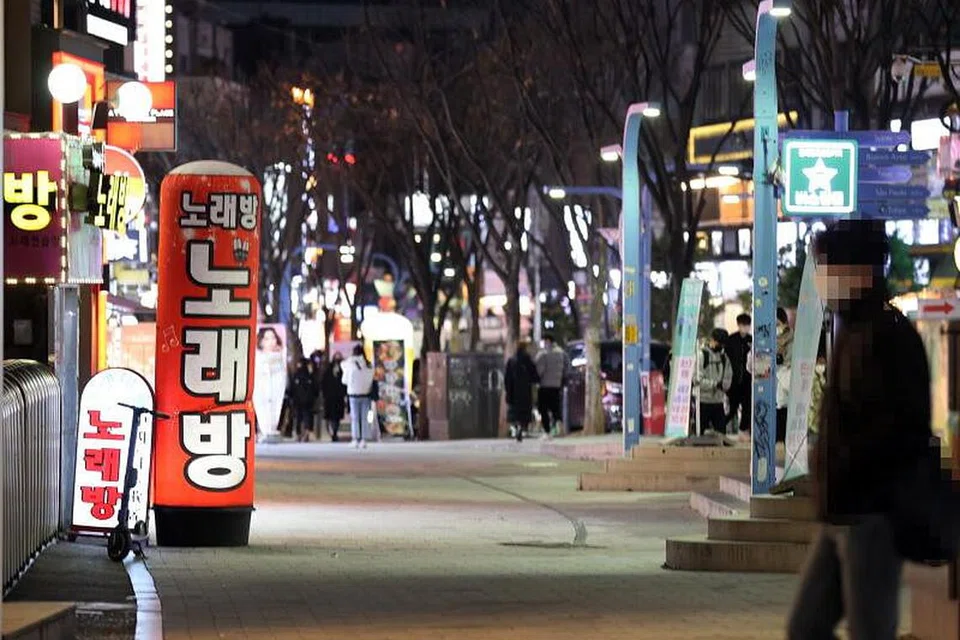 SEPI KERANA WABAK: Jalanan di Hongdae, salah satu daerah di Seoul yang sibuk dengan kegiatan hiburan, tampak sunyi sepi di sebalik bertambahnya kes jangkitan Covid-19. - Foto EPA-EFE 
