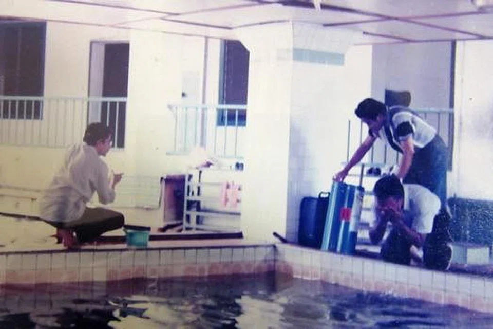 KENANGAN SEJARAH: Di tepian kolam ini (gambar), jemaah Masjid Maarof mengambil wuduk. Air kolam merupakan air hujan dan jika kering akibat musim panas, barulah air paip disalurkan ke dalamnya. Kotak tabung besi ini pernah digunakan di Masjid Maarof suatu waktu dulu.