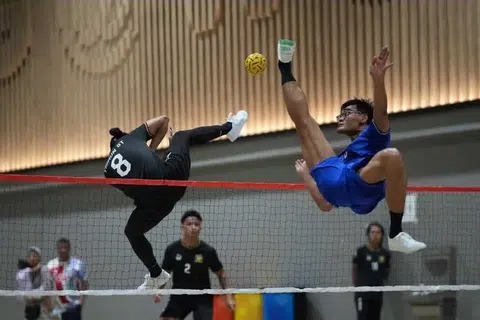 Encik Muhammad Hasbi Zainal (kanan) beraksi di pertandingan Sri Dewa Cup 2025 yang berlangsung di Wisma Geylang Serai.