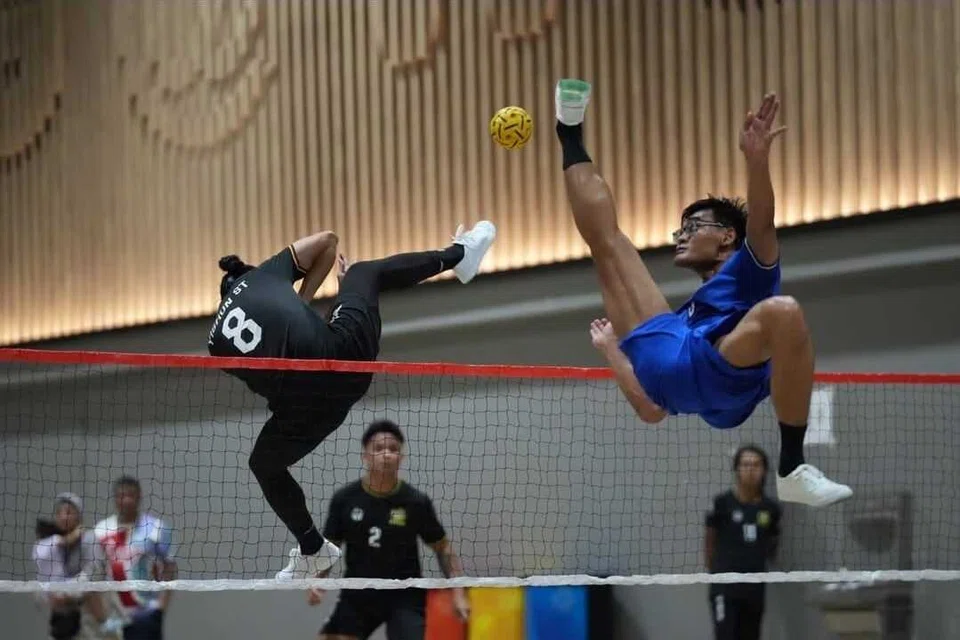 Encik Muhammad Hasbi Zainal (kanan) beraksi di pertandingan Sri Dewa Cup 2025 yang berlangsung di Wisma Geylang Serai.