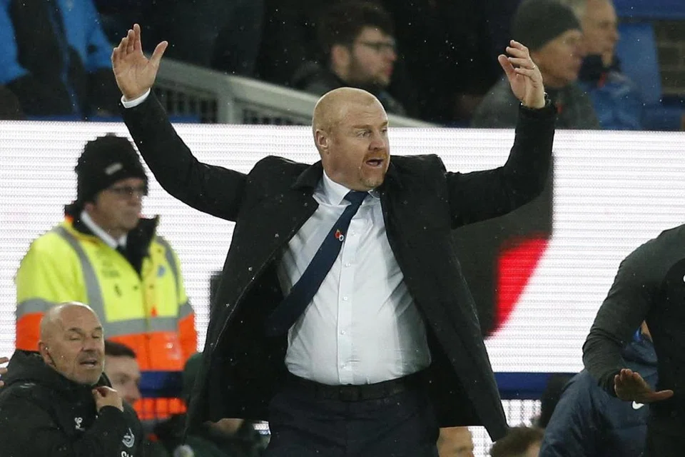 SALURKAN TENAGA KE ARAH BETUL: Pengurus Everton, Sean Dyche, berkata meskipun kecewa dan marah, Everton (bawah) harus menyalurkan perasaan mereka kepada semangat yang dapat membantu mereka menewaskan United. 
