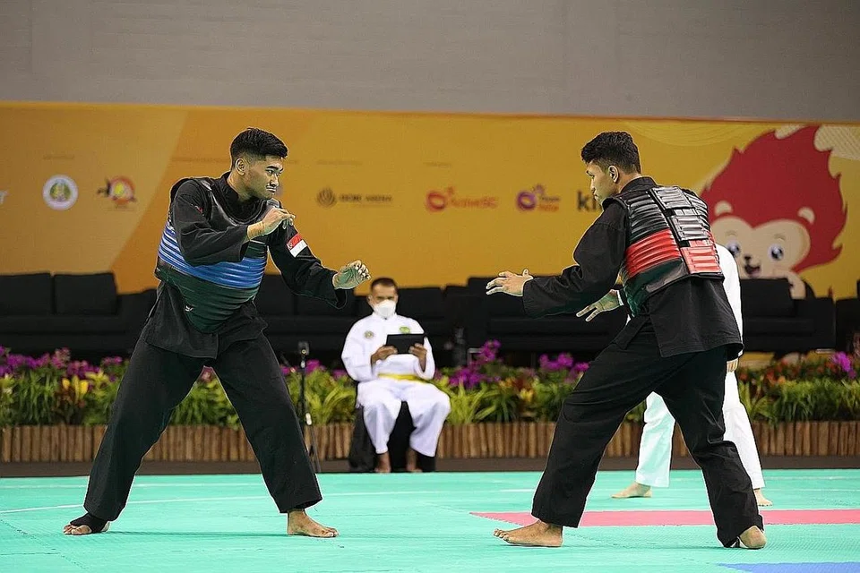 LEBIH RAMAI PESILAT LAYAK KE SUKAN SEA: Abdul Raaziq Abdul Rashid (kiri), ketika beraksi menentang Siriphon Khongkaewkhluean dari Thailand di Kejohanan Pencak Silat Asia Tenggara minggu lalu, akan bertanding di Sukan SEA Hanoi Mei ini. - Foto PERSISI