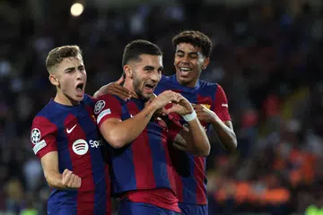REBUT PELUANG: Penyerang Ferran Torres (tengah) memanfaatkan peluang bermain apabila penyerang utama Robert Lewandowski dikeluarkan dek cedera dengan menjaringkan gol pertama Barcelona. Beliau bekerjasama dengan baik dengan pemain tengah Fermin Lopez (kiri) dan penyerang muda Lamine Yamal (kanan) untuk menundukkan Shakhtar Donetsk. 