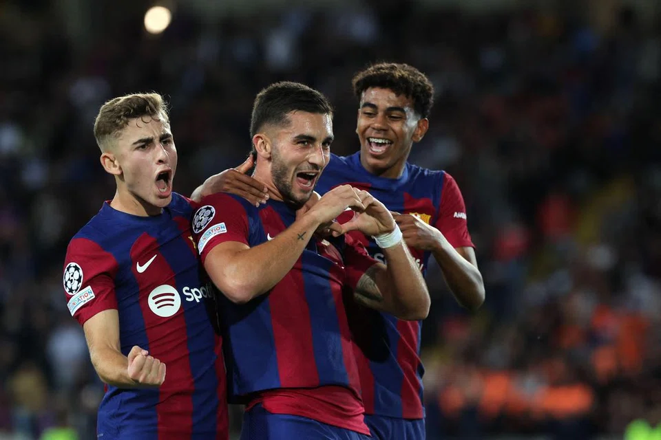 REBUT PELUANG: Penyerang Ferran Torres (tengah) memanfaatkan peluang bermain apabila penyerang utama Robert Lewandowski dikeluarkan dek cedera dengan menjaringkan gol pertama Barcelona. Beliau bekerjasama dengan baik dengan pemain tengah Fermin Lopez (kiri) dan penyerang muda Lamine Yamal (kanan) untuk menundukkan Shakhtar Donetsk. 