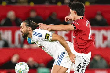 Pemain Manchester United, Lisandro Martinez (kanan), menarik rambut pemain Leeds United, Dominic Calvert-Lewin, sewaktu aksi Liga Perdana England (EPL) di Old Trafford pada 13 April.
