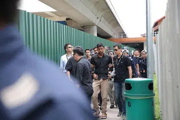 SUSPEK DITAHAN: Lelaki Bangladesh berusia 29 tahun itu, telah ditahan di Muscat Street. - Foto BH oleh ONG WEE JIN