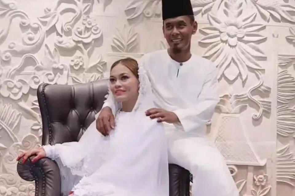 PENGANTIN BARU: Fuad Rahman dan Raja Farah Afzal Raja Ikram (Tom) diijabkabulkan di Batam pada Ahad dengan kehadiran keluarga terdekat. - Foto INSTAGRAM TOM
