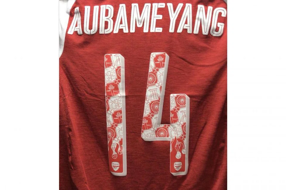 KARYA TEMPATAN: Jersi yang dipakai pasukan Arsenal dalam perlawanan pramusim direka oleh pereka grafi Singapura, Mark Ong. - Foto REUTERS 