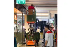 SEDANG DIBAIKI: Pekerja membetulkan dan membersihkan siling bocor di Jem. Kebocoran selama sekitar tiga jam sewaktu masa makan tengah hari semalam mengakibatkan beberapa kedai makan terjejas. - Foto ZAOBAO