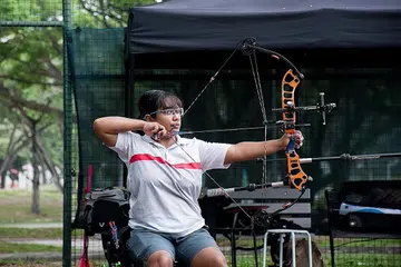 GIGIH BERLATIH: Pemanah para Singapura Nur Syahidah Alim di sesi latihan di Bedok Range semalam. - Foto MAJLIS SUKAN KURANG UPAYA SINGAPURA