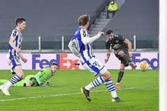 PEMAIN BERINSPIRASI Bruno Fernandes (jersi gelap) sekali lagi dalam prestasi berinspirasi, menjaringkan dua gol bagi Manchester United dalam kemenangan 4-0 ke atas Real Sociedad di stadium Allianz di Turin, Italy. - Foto EPA-EFE