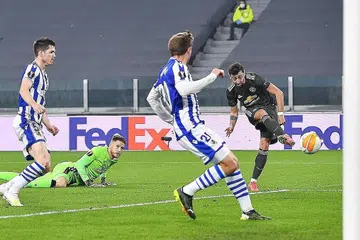 PEMAIN BERINSPIRASI Bruno Fernandes (jersi gelap) sekali lagi dalam prestasi berinspirasi, menjaringkan dua gol bagi Manchester United dalam kemenangan 4-0 ke atas Real Sociedad di stadium Allianz di Turin, Italy. - Foto EPA-EFE