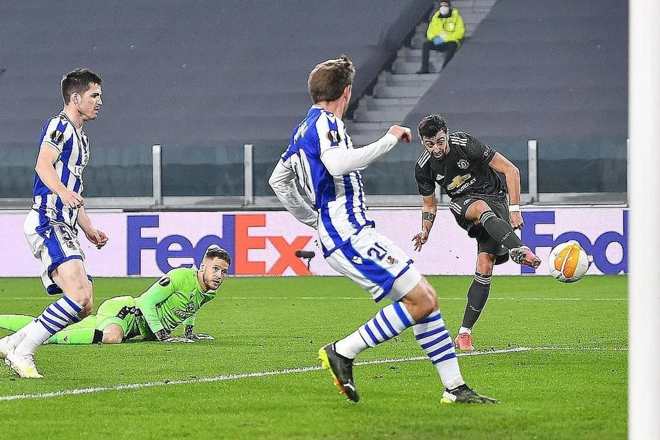 PEMAIN BERINSPIRASI Bruno Fernandes (jersi gelap) sekali lagi dalam prestasi berinspirasi, menjaringkan dua gol bagi Manchester United dalam kemenangan 4-0 ke atas Real Sociedad di stadium Allianz di Turin, Italy. - Foto EPA-EFE