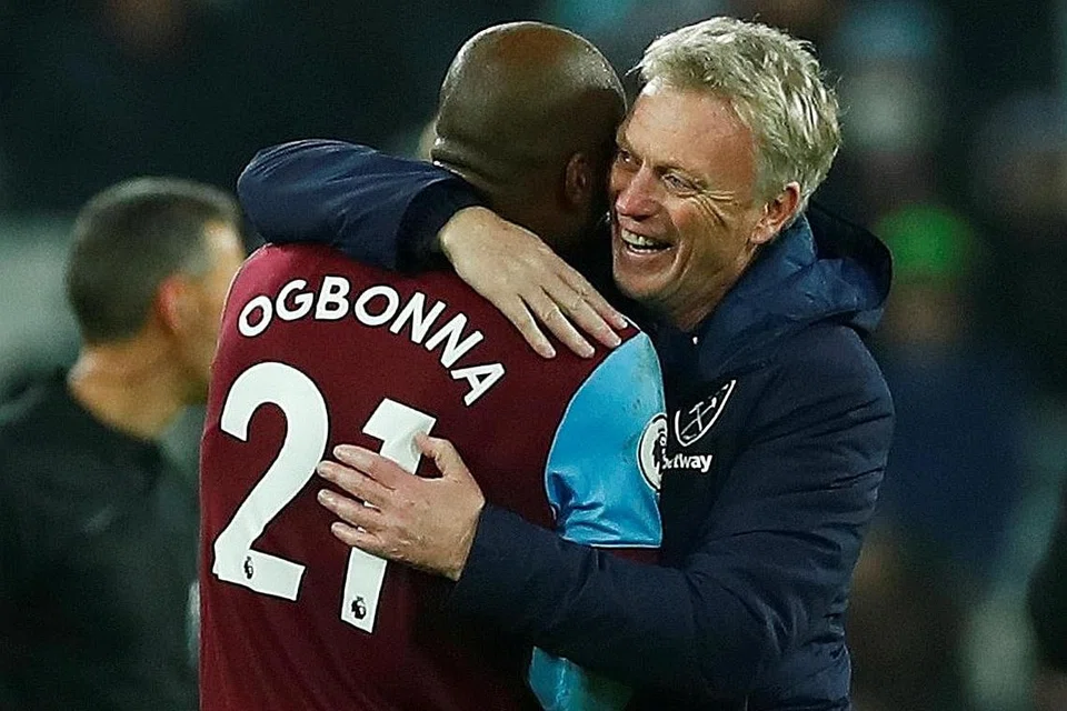 RAIH KEMENANGAN: (Gambar atas) Moyes meraikan kemenangan bersama pemainnya, Angelo Ogbonna. - Foto Reuters
