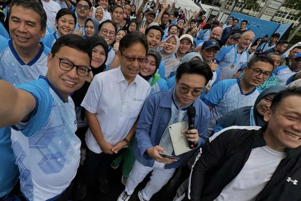 Menteri Kesihatan Indonesia, Budi Gunadi Sadikin (tengah berbaju putih) dalam sebuah program di Jakarta menyatakan akan menyediakan pemeriksaan kesihatan secara percuma untuk rakyat  yang dijadual akan dilaksanakan pada Februari 2025.
