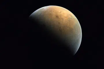 INDAH: Pemandangan planet Marikh yang diambil kapal angkasa Al-Amal milik UAE selepas ia memasuki orbit planet itu Rabu lalu. - Foto EPA-EFE