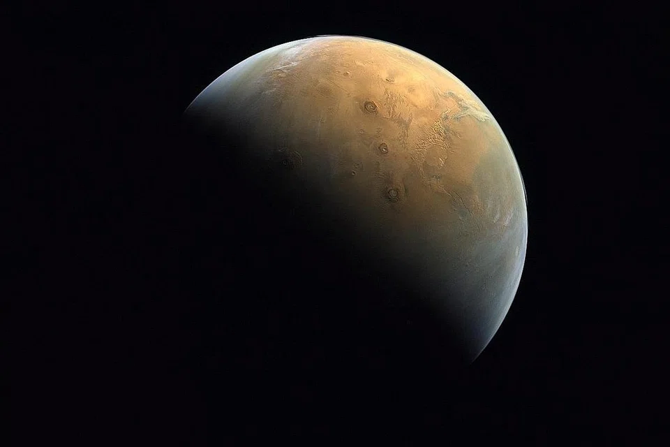 INDAH: Pemandangan planet Marikh yang diambil kapal angkasa Al-Amal milik UAE selepas ia memasuki orbit planet itu Rabu lalu. - Foto EPA-EFE