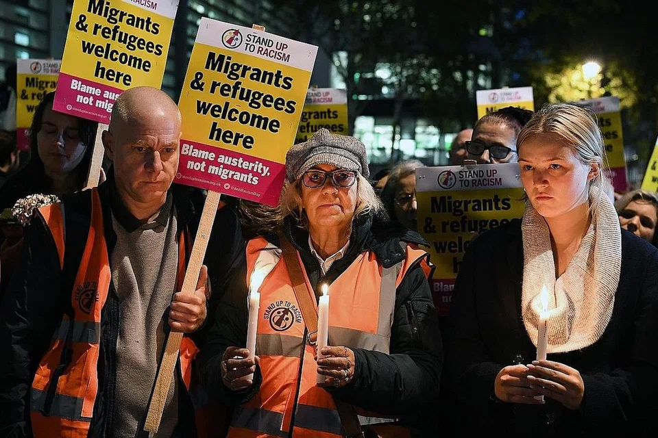 PERINGATI MANGSA: Orang ramai berkumpul di London bagi memperingati 39 mangsa yang ditemui di dalam trak kontena pada Rabu lalu. - Foto EPA-EFE