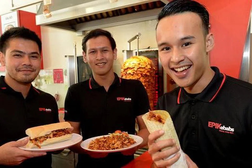 MAHU TINGKATKAN 'TARAF' KEBAB: Encik Saddad Haque (kiri), yang membuka Epikebabs dengan abangnya, Encik Saddiq (tiada dalam gambar), mahu sediakan kebab lebih sihat lagi enak di kedai mereka yang terletak di pusat beli-belah. Kelihatan bersamanya dua saudaranya, Encik Raqin Rosle (tengah), dan pelakon Danial Ashriq, yang turut membantu. - Foto-foto TUKIMAN WARJI