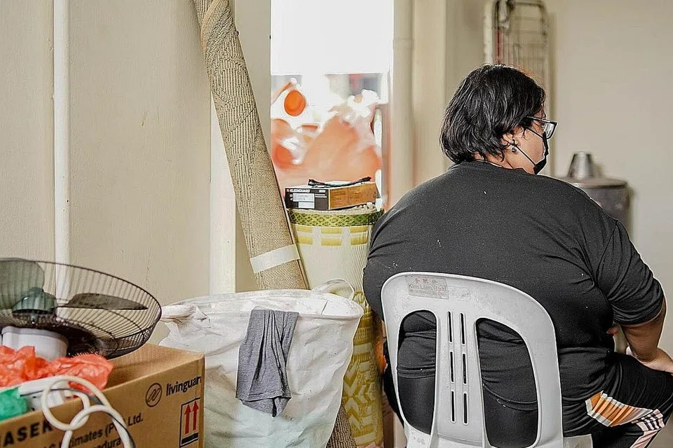 TINGGAL SENDIRIAN SEJAK IBU MENINGGAL DUNIA: Relawan Persatuan Rakyat (PA), akar umbi dan rakan masyarakat membersihkan rumah flat tiga bilik di Pending Road itu, yang penuh dengan sampah dan sisa makanan yang terkumpul sejak 2019. Wanita yang tinggal di rumah itu (gambar atas) tinggal sendirian sejak 2014, selepas ibunya meninggal dunia. Bapanya meninggal dunia semasa beliau kecil. - Foto-foto BH oleh NUR DIYANA TAHA