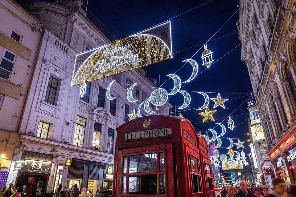 DIADAKAN BUAT PERTAMA KALI: Lampu hiasan dipasang di Piccadilly Circus di London buat pertama kali sempena Ramadan.. - Foto REUTERS