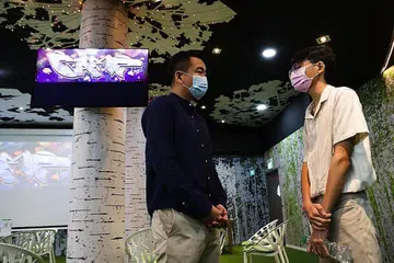 PELUANG DAPAT BIMBINGAN DAN SOKONGAN: Encik Eric Chua (kiri) berharap pelajar seperti Mohamad Ali Mohamad Pesal, yang meninggalkan ITE sebelum tamat pengajian, dapat meraih manfaat daripada program pementoran yang dilancarkan MSF. - Foto ZAOBAO