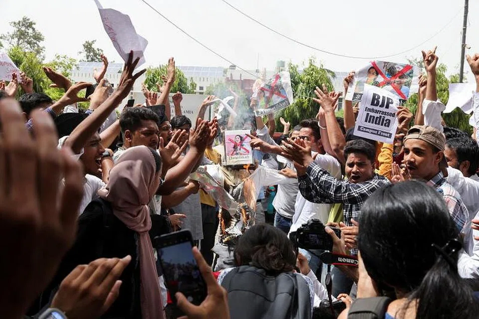 Penunjuk perasaan menuntut penahanan jurucakap BJP Nupur Sharma yang digantung tugas dan pemimpin BJP Naveen Jindal, di New Delhi, India. - Foto REUTERS