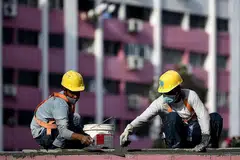 BINAAN: Sektor awam akan menyumbang sekitar 65 peratus daripada permintaan binaan keseluruhan bagi 2021. Antara projek awam termasuk Laluan Daerah Jurong, Laluan Cross Island dan Sistem Pembetungan Terowong Dalam (DTSS 2) - Foto fail