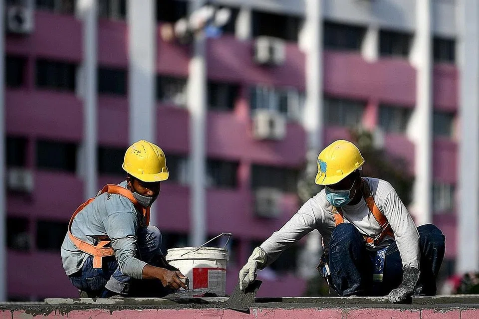 BINAAN: Sektor awam akan menyumbang sekitar 65 peratus daripada permintaan binaan keseluruhan bagi 2021. Antara projek awam termasuk Laluan Daerah Jurong, Laluan Cross Island dan Sistem Pembetungan Terowong Dalam (DTSS 2) - Foto fail