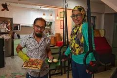 WARNAI KEHIDUPAN DENGAN AKTIVITI SIHAT: Pasangan suami isteri pendidik dan aktivis seni, Encik Jeffrey Zauhari (kiri) dan Cik Asnida Daud saling melengkapi dengan pastikan pembelajaran sepanjang hayat termasuk dalam kemahiran membakar kek dan roti atau senaman kecergasan tidak diabaikan demi kesihatan minda, tubuh dan jiwa. - Foto BH oleh CHONG JUN LIANG