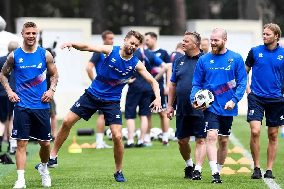 TIDAK GENTAR DENGAN CROATIA: Sejarah menunjukkan bahawa apabila Iceland, yang diwakili antara pemain seperti (dari kiri) Ragnar Sigurdsson, Kari Arnason, Aron Gunnarsson dan Birkir Bjarnason bertemu Croatia, terdapat beberapa kad merah dilayangkan kepada para pemain kededua pasukan. - Foto AFP
