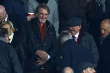 Pemilik bersama baru Manchester United Jim Ratcliffe (tengah), bersama pengurus legenda United, Alex Ferguson (di sebelah Ratcliffe), di Old Trafford. Perjanjiannya untuk membeli 25 peratus Manchester United diluluskan Liga Perdana England.